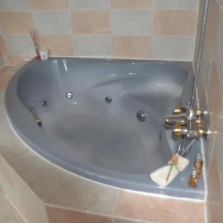 לינה וארוחת בוקר Les Bruyeres 2 3*