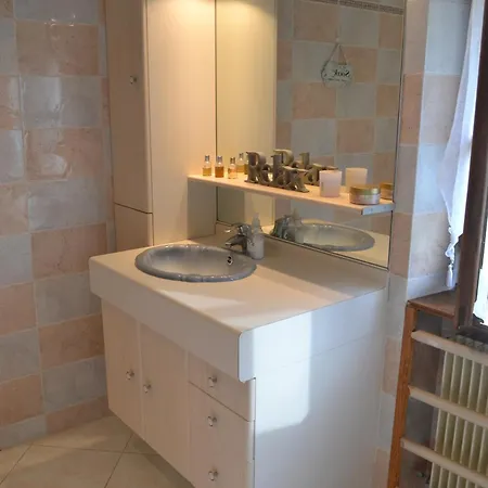 Les Bruyeres 2 לינה וארוחת בוקר