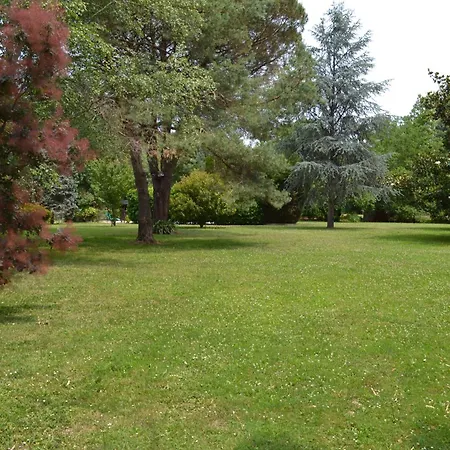 Les Bruyeres 2 לינה וארוחת בוקר 3*